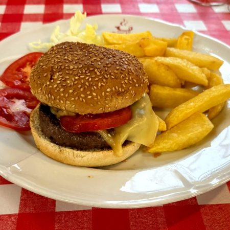 Hamburguesa de Wagyu con Queso y Patatas Fritas