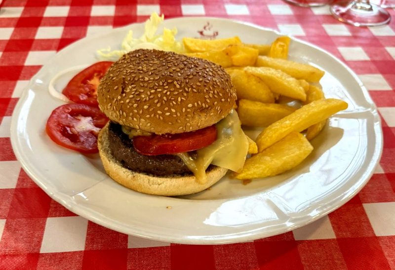 Hamburguesa de Wagyu con Queso y Patatas Fritas