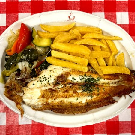 Lenguado a la Plancha con Ensalada y Patatas Fritas