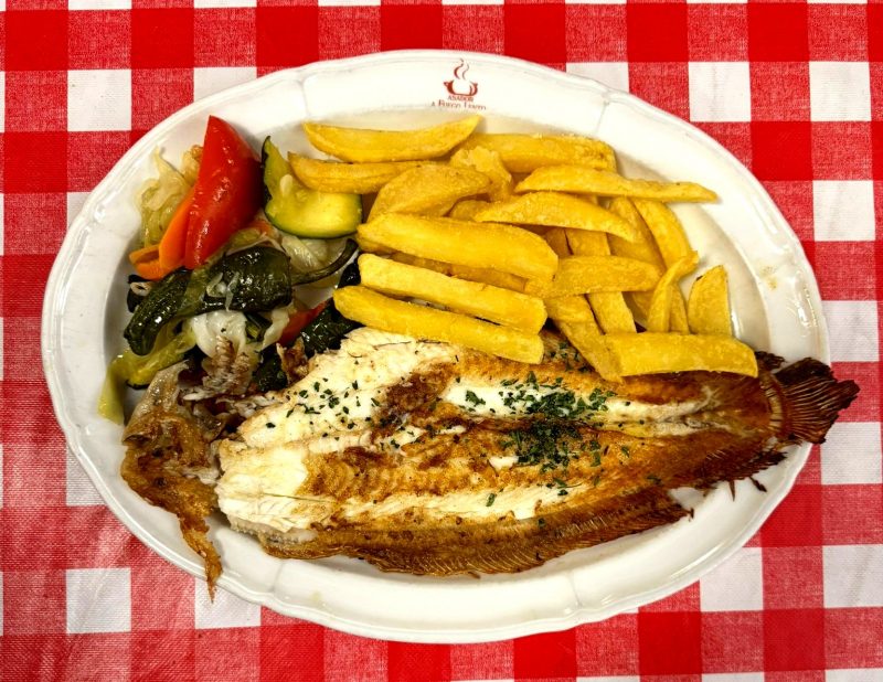 Lenguado a la Plancha con Ensalada y Patatas Fritas