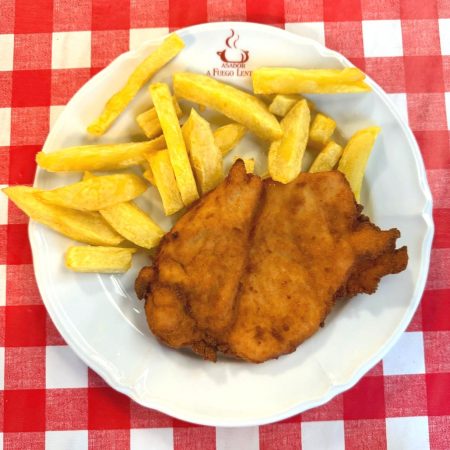 Pechuga de Pollo Empanado con Patatas Fritas
