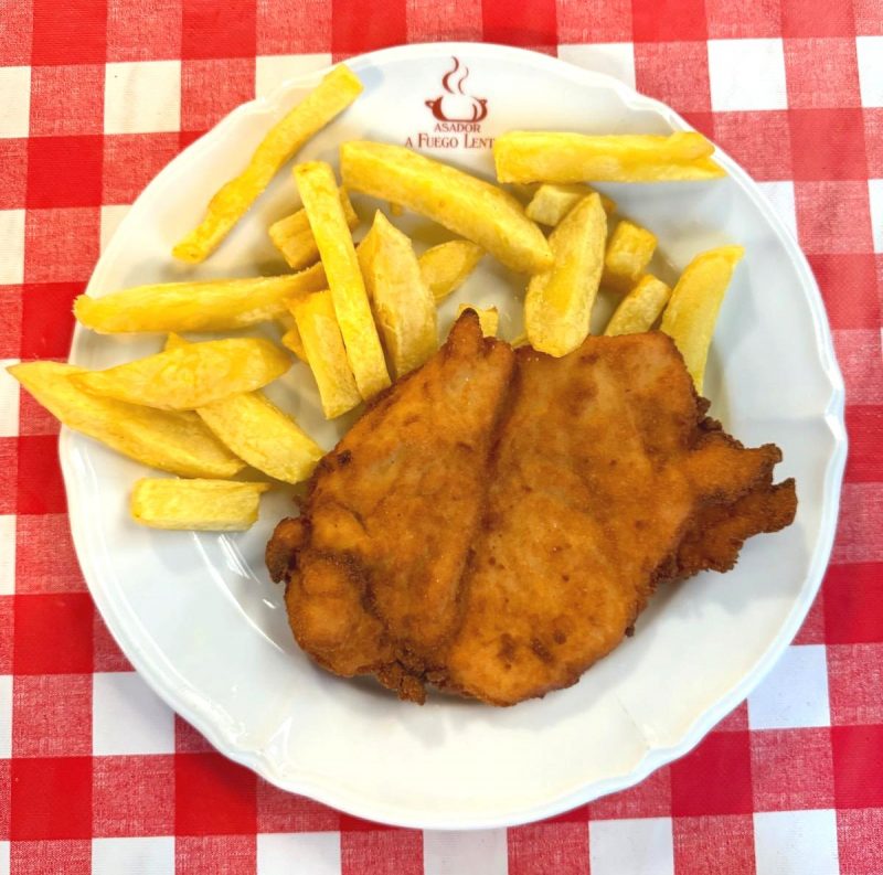 Pechuga de Pollo Empanado con Patatas Fritas