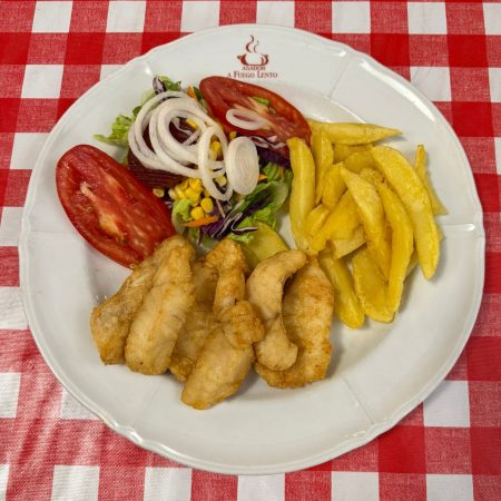 Rosada Frita con Ensalada y Patatas