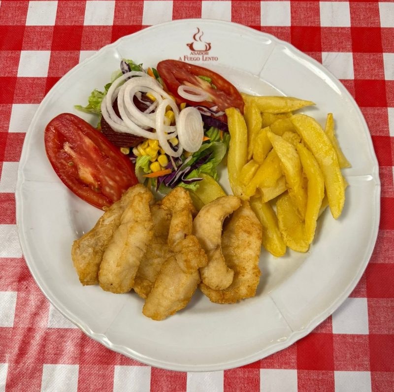 Rosada Frita con Ensalada y Patatas